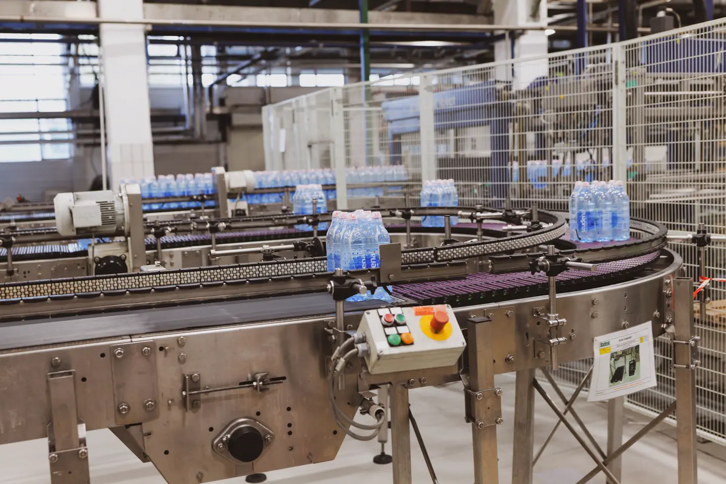 Ligne de production agroalimentaire avec conditionnement des produits.