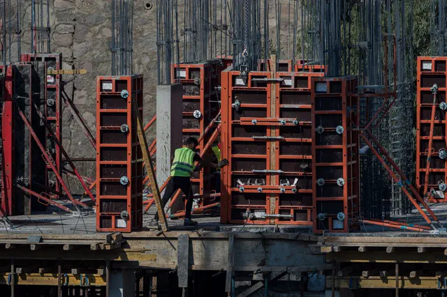 Ouvrier sur un chantier de gros œuvre, coffrage en béton.