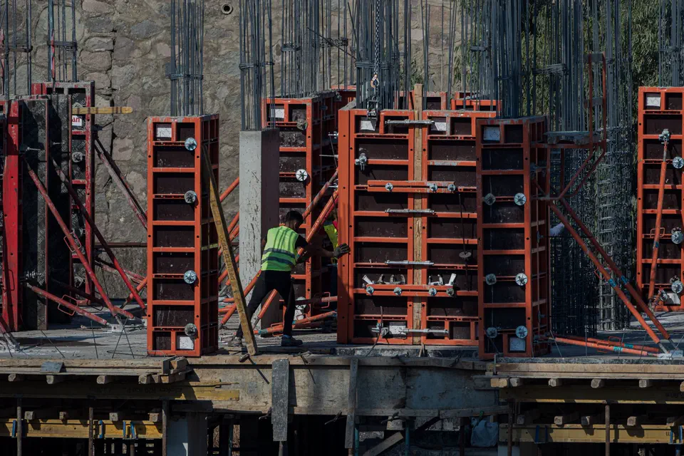 Ouvrier sur un chantier de gros œuvre, coffrage en béton.