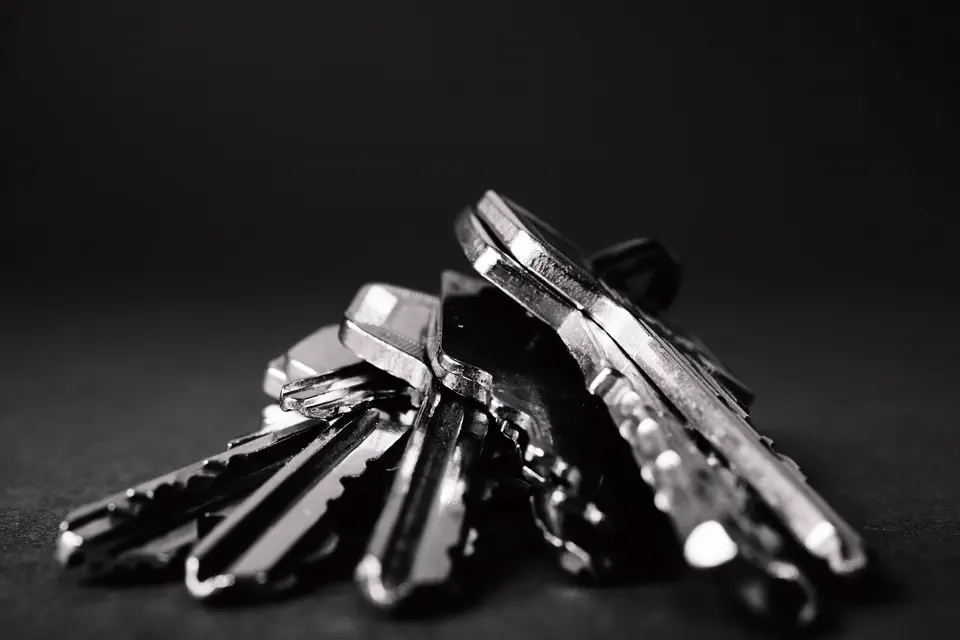 Gros plan sur une clé de métal, symbole de confidentialité.