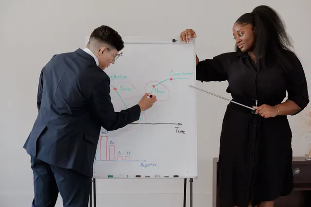 Séance de conseil : échanges devant un tableau de travail.