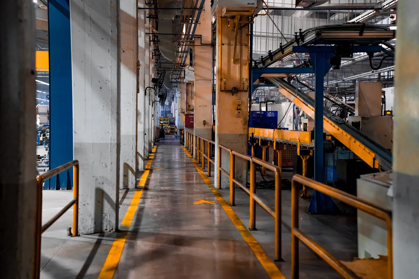 Ligne de machines alignées dans un atelier de production industriel.
