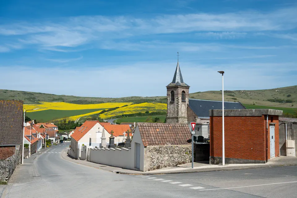 Paysage de campagne française entre champs et village de territoire.