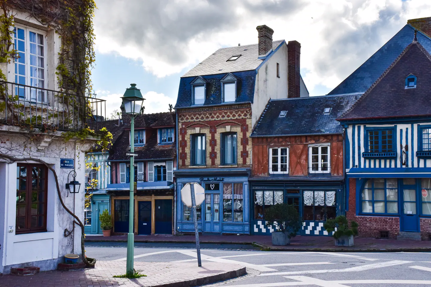 Rue d'une ville française et ses façades, tissu économique local.