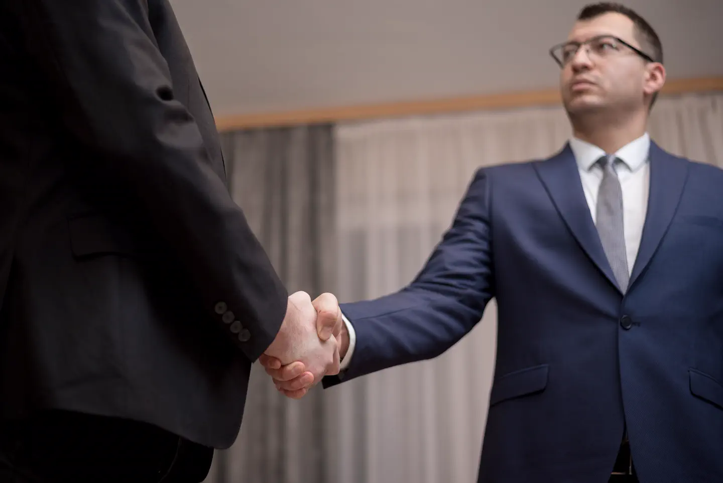 Poignée de main entre deux professionnels pour sceller un accord.